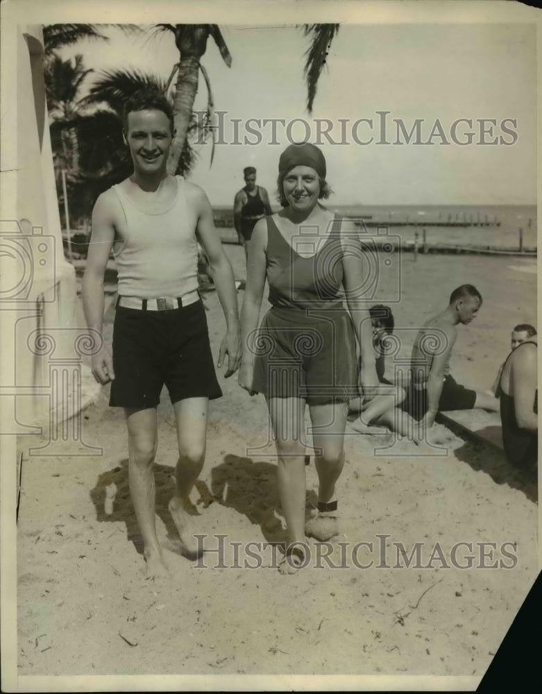 Load image into Gallery viewer, 1930 Press Photo Alfred Smith Jr &amp; wife vacation at Miami Beach Fla
