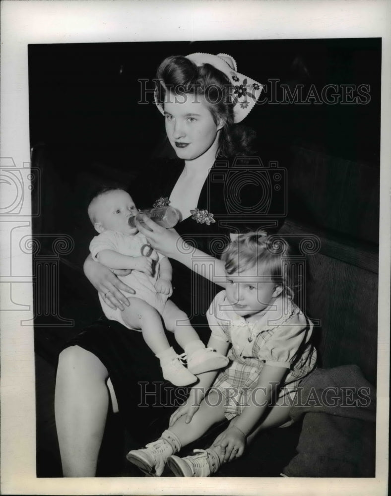 1944 Press Photo Chicago Mrs Evelyn Santucci with baby Jackie &amp; Sally age 2- Historic Images