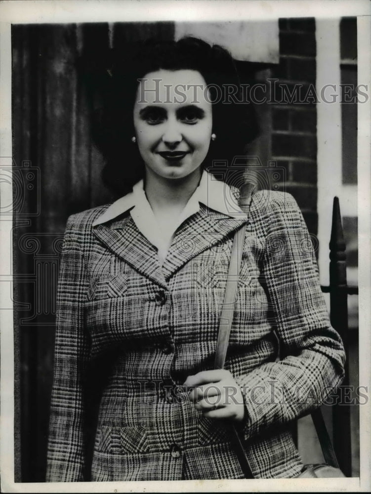 Load image into Gallery viewer, 1944 Press Photo London England Edith Monica Strafford daughter of Air V Marshal
