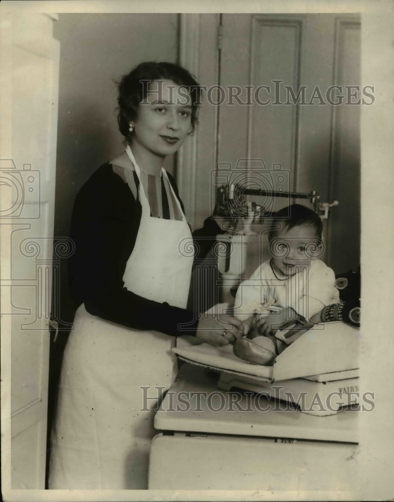 Load image into Gallery viewer, 1928 Press Photo NYC Rosamond Starr &amp; baby Pierro in play Holiday
