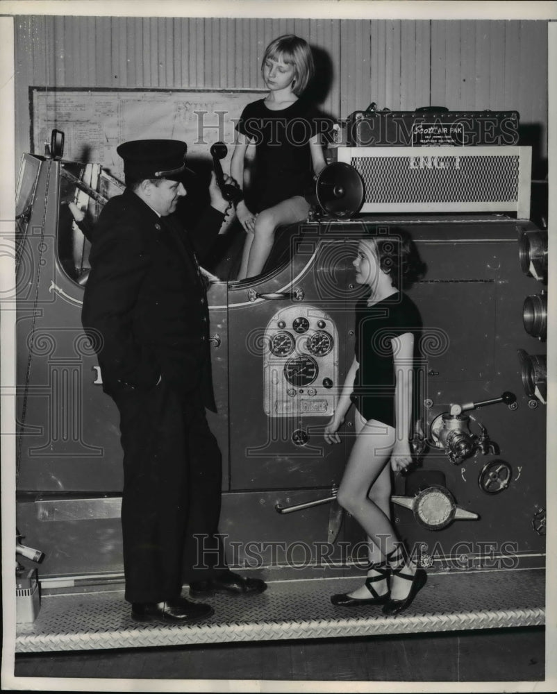 1957 Press Photo William Mongold Junior Former Fire Chief Explaining Radio