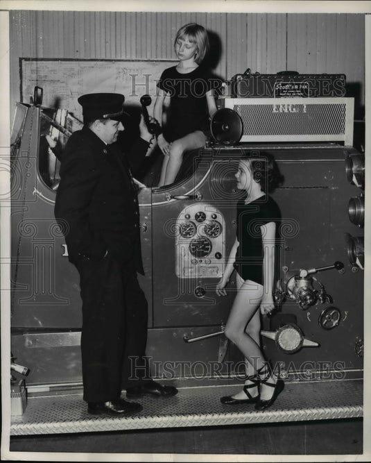 1957 Press Photo William Mongold Junior Former Fire Chief Explaining Radio