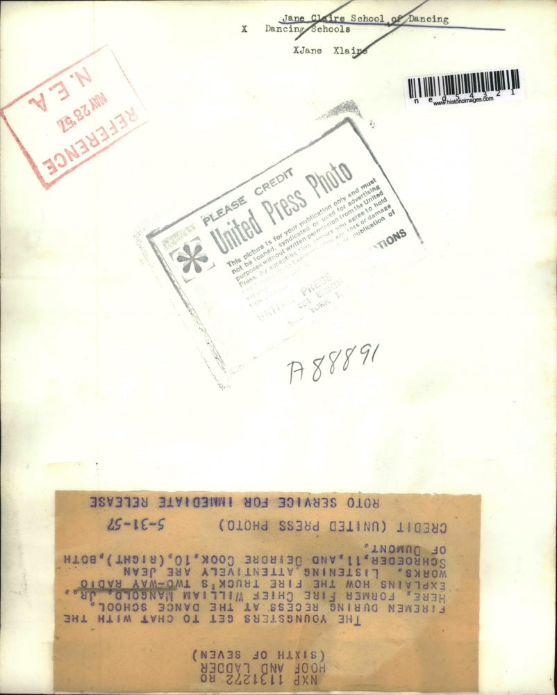 1957 Press Photo William Mongold Junior Former Fire Chief Explaining Radio