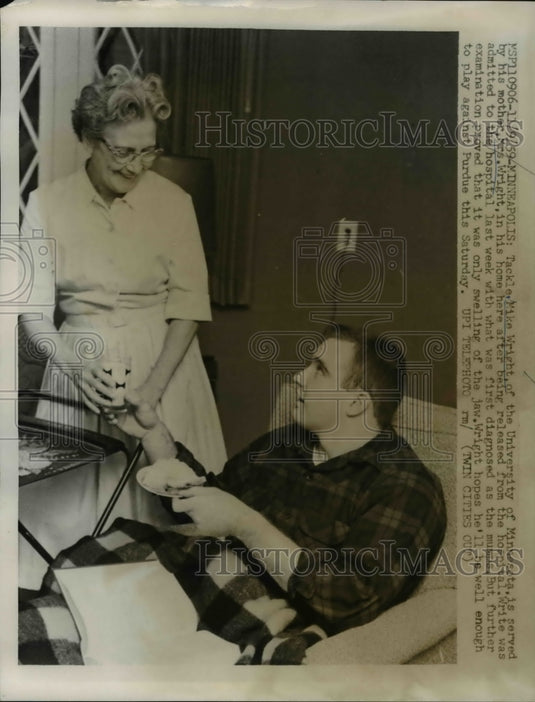1959 Press Photo Mike Wright Tackle University of Minnesota Served By Mother