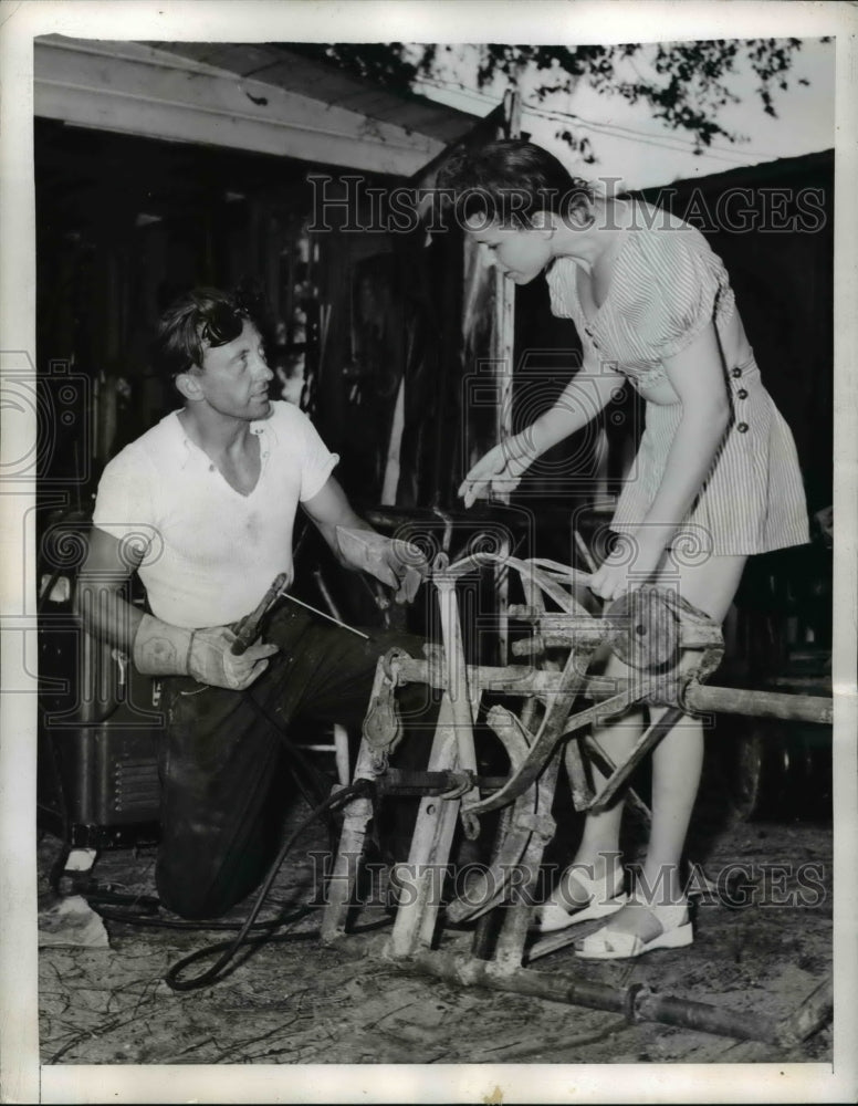 Load image into Gallery viewer, 1944 Press Photo Sarasota Fla Frank &amp; Victoria Torrance aerials at winter home
