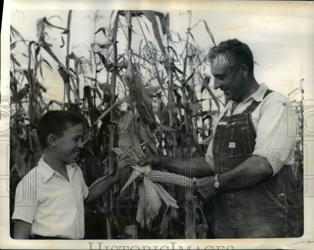 1961 Press Photo Chester Spray Jr. and his brother Carl with the bushels of corn- Historic Images