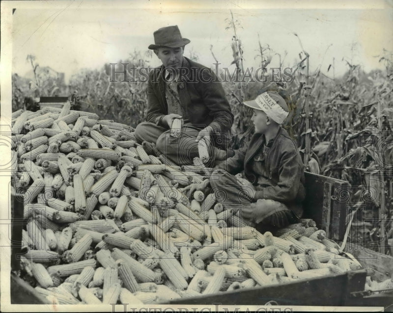 Load image into Gallery viewer, 1941 Press Photo Evan Sandreson, farmer that won the annual hybrid competition
