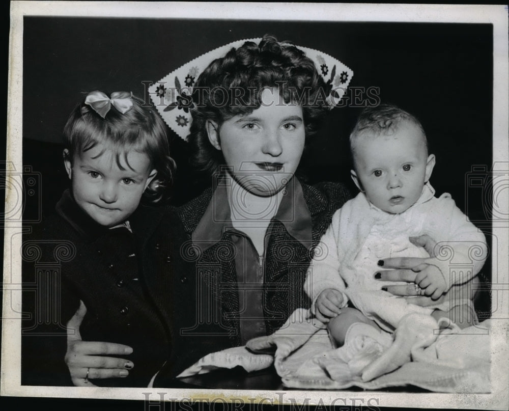 1944 Press Photo Mrs Jack Santucci With Jackie and Sally Ann