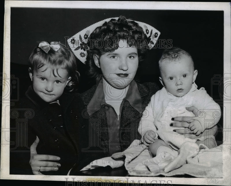 Load image into Gallery viewer, 1944 Press Photo Mrs Jack Santucci With Jackie and Sally Ann
