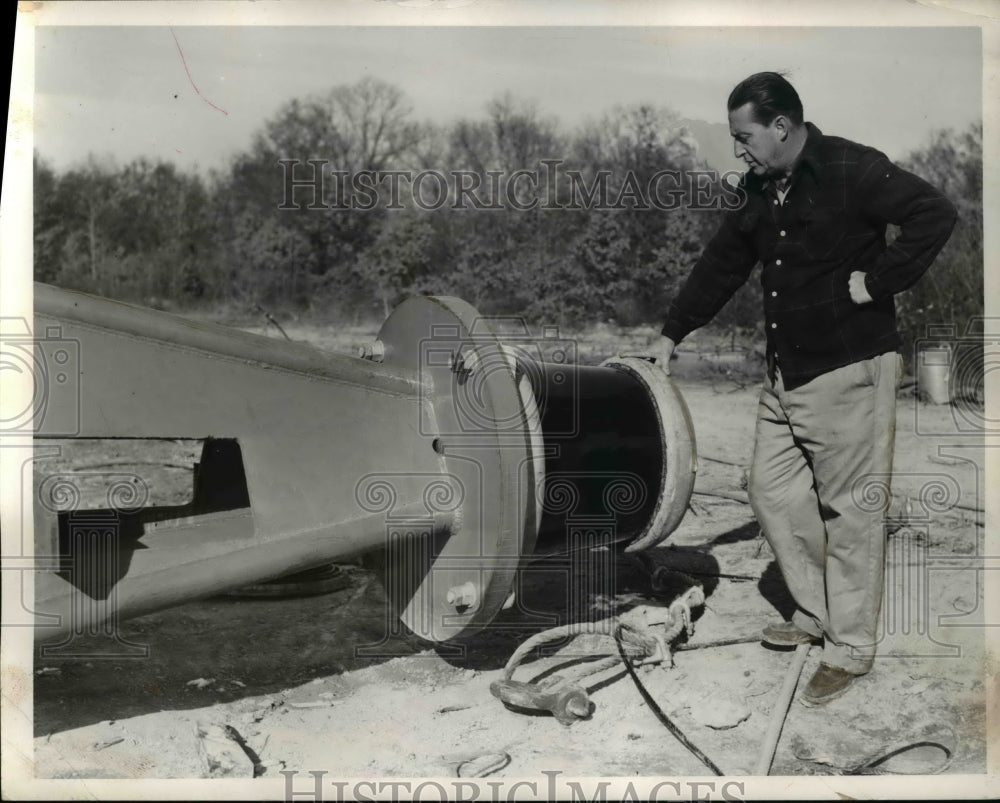 1953 Press Photo Engineer Frank Wright with the WNBK transmitter