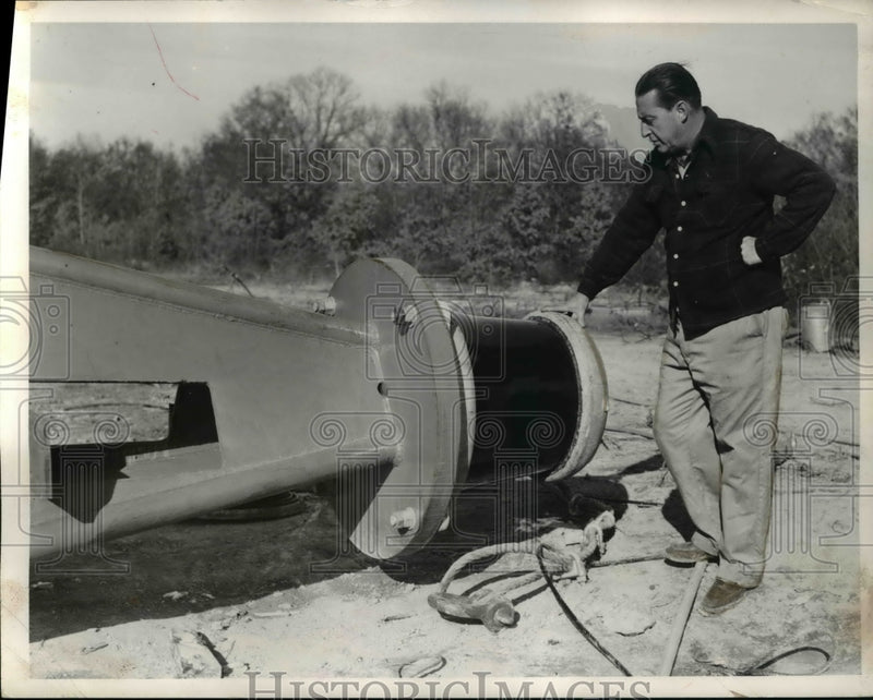 Load image into Gallery viewer, 1953 Press Photo Engineer Frank Wright with the WNBK transmitter

