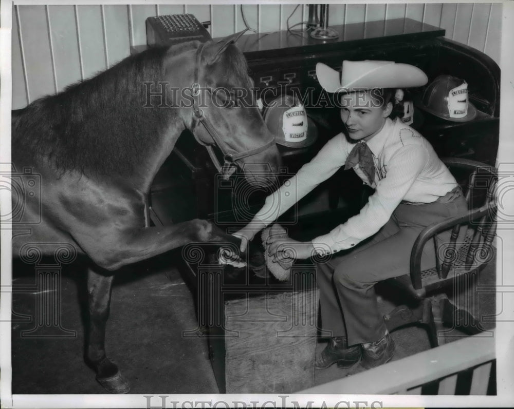 1959 Press Photo Doris Wood Polishes Billy's Hoof