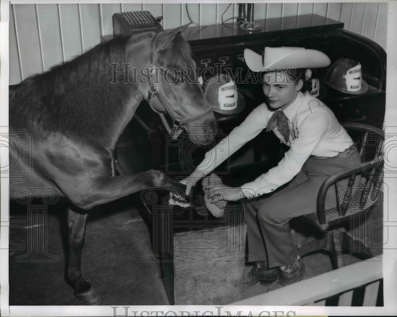 Load image into Gallery viewer, 1959 Press Photo Doris Wood Polishes Billy's Hoof
