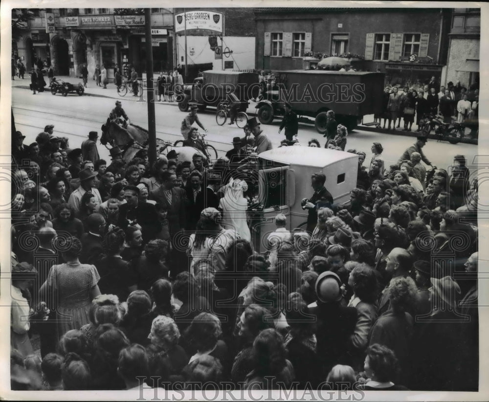 1951 Press Photo Berlinger Wedding Couple Approaching White Coach For Reception