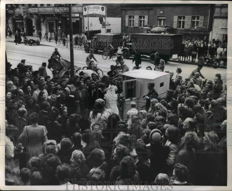 Load image into Gallery viewer, 1951 Press Photo Berlinger Wedding Couple Approaching White Coach For Reception
