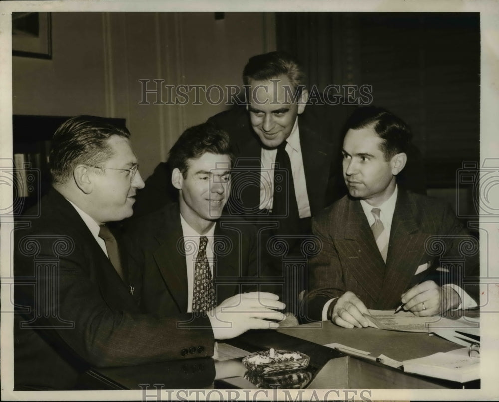 1946 Press Photo Members of the Negotiating of Smelting and Refining strikers. - Historic Images