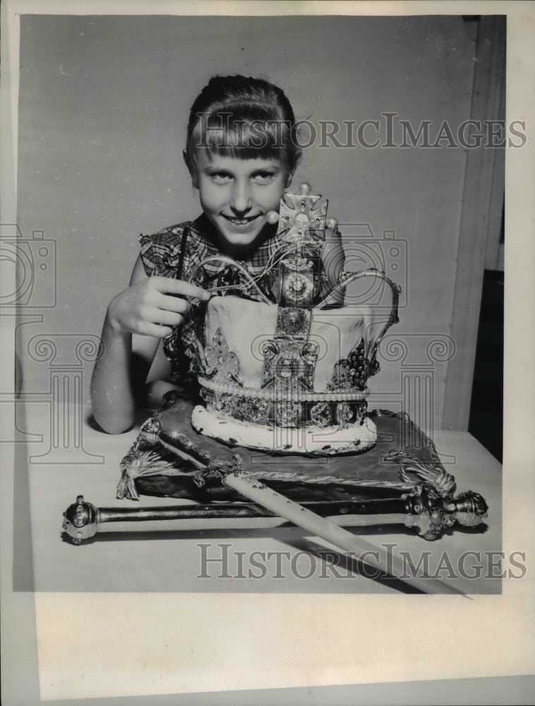 1958 Press Photo Coronation Crown &amp; Mary Magnuson of Salina, Kas- Historic Images