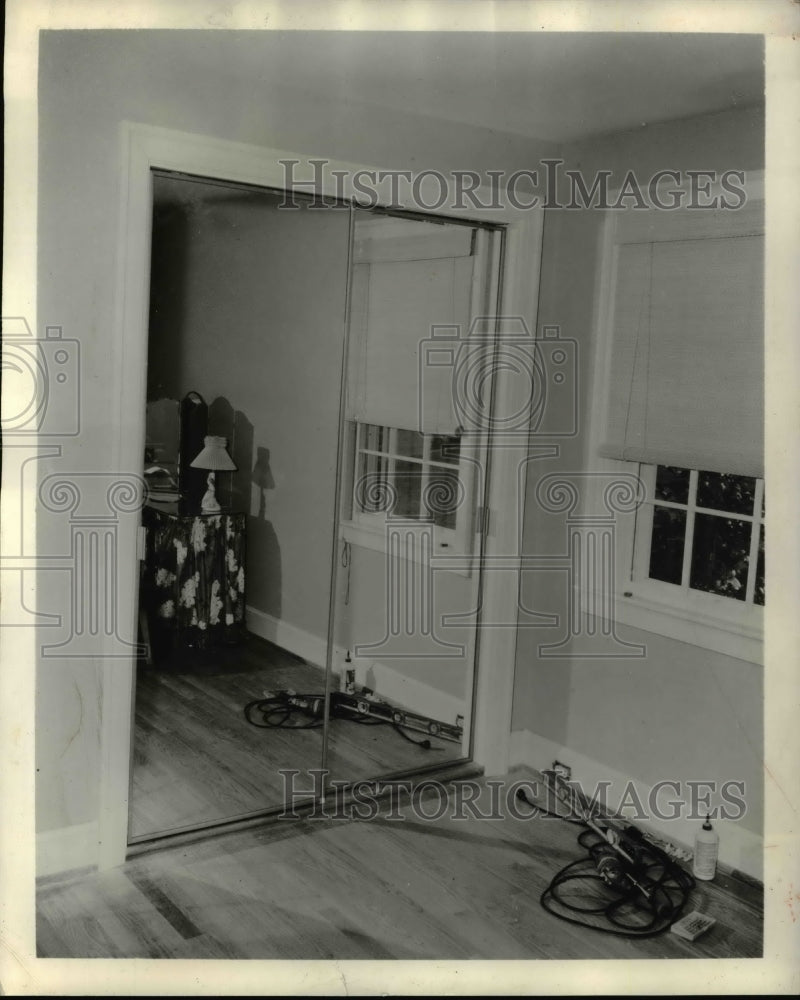 1957 Press Photo Mirrored Doors