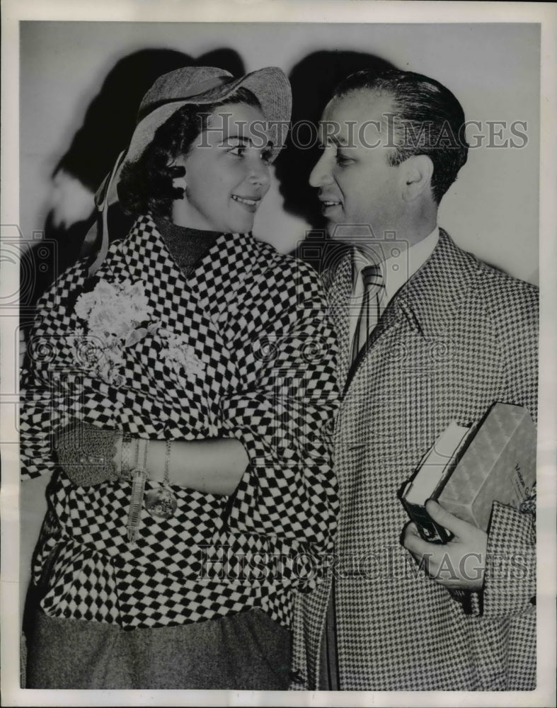 Load image into Gallery viewer, 1951 Press Photo Clare Lee Sukin with Fiance Lou Levy Meet in Southhampton

