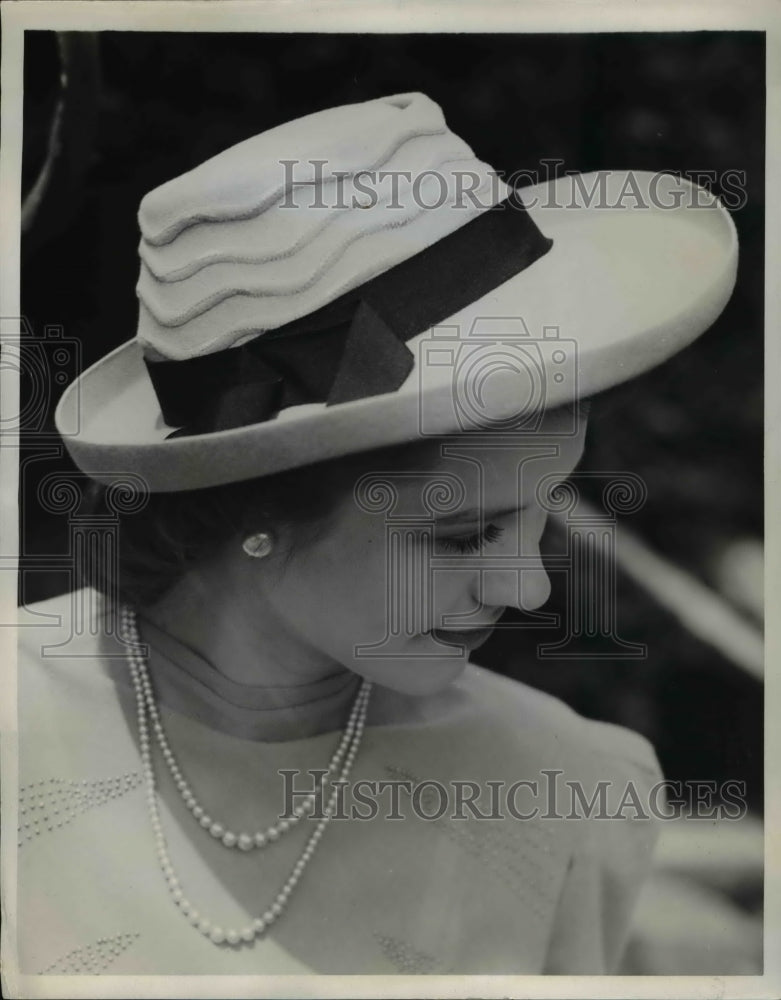 1941 Press Photo Bumper Brimmed Grey Felt Hat With Black Grosgrain Band