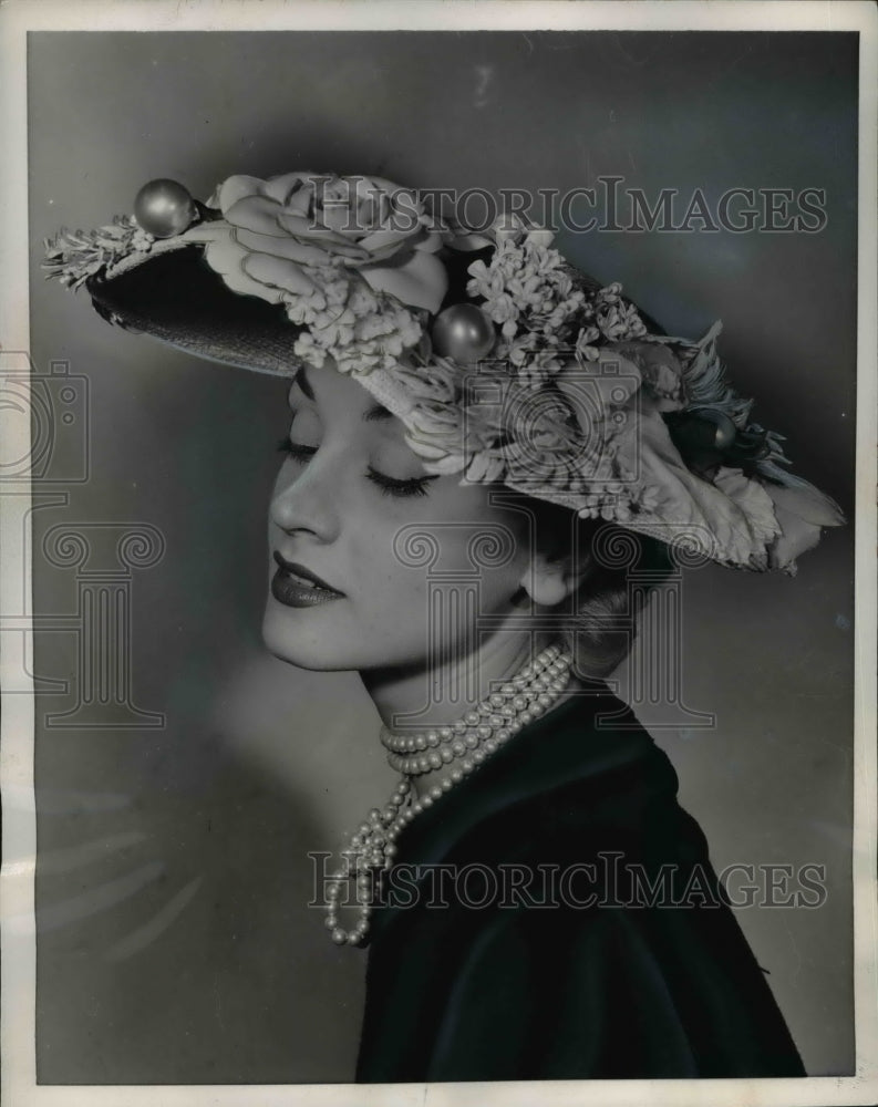 Load image into Gallery viewer, 1954 Press Photo Walter Florell Natural Leghorn Plateau Bonnet
