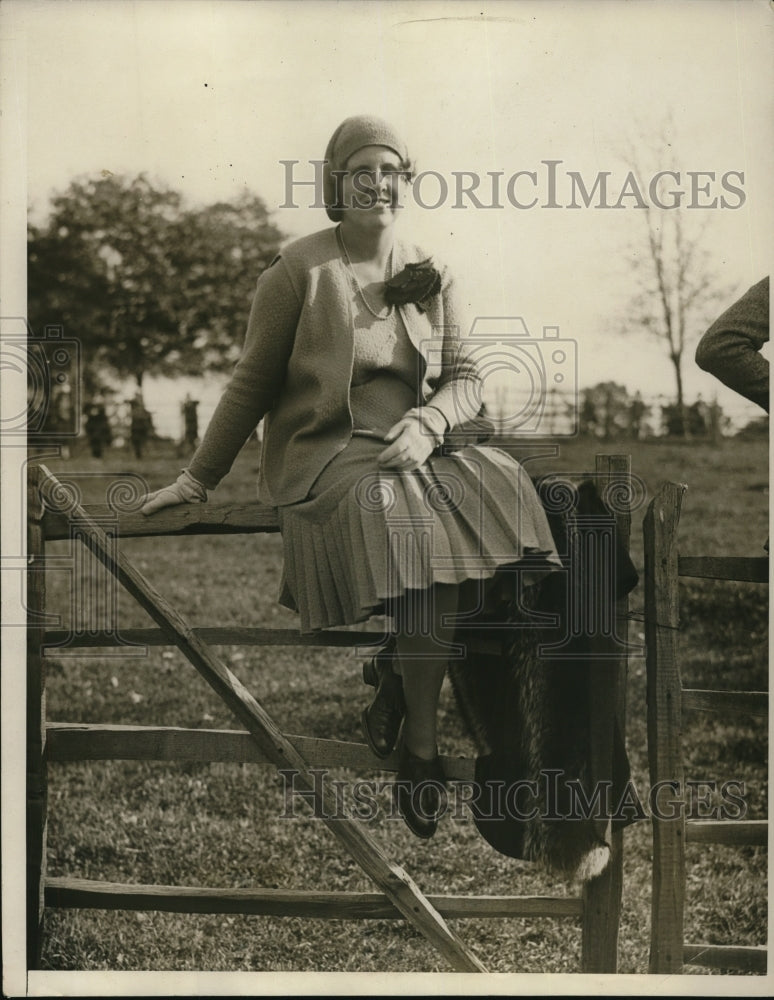 Load image into Gallery viewer, 1929 Press Photo Mrs. Thompson Woodland at the Essex Fox Hound Race Meeting
