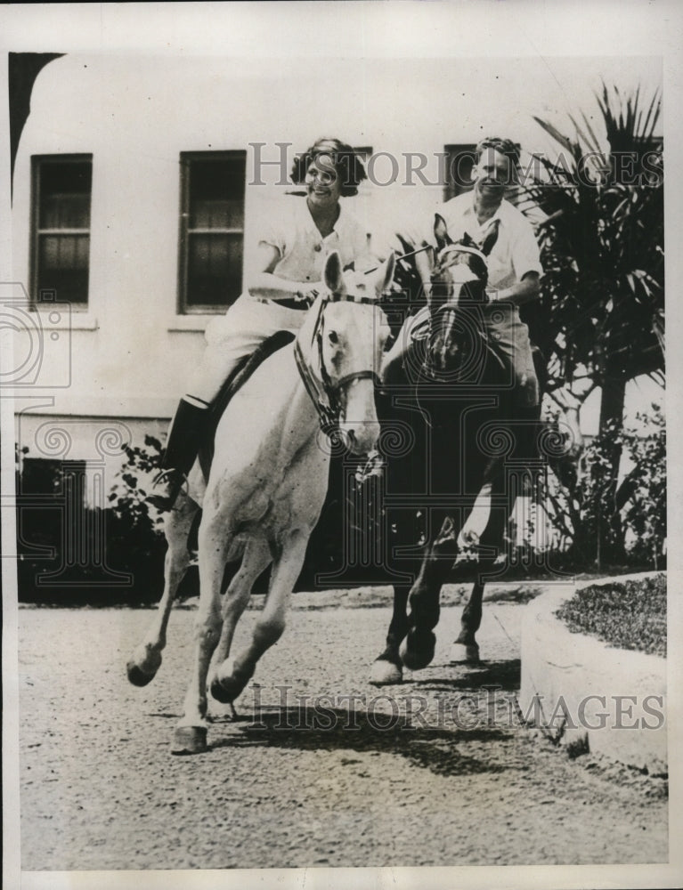 Load image into Gallery viewer, 1933 Press Photo Mr and Mrs H.A. Soeker Riding Around the Belmont Hotel
