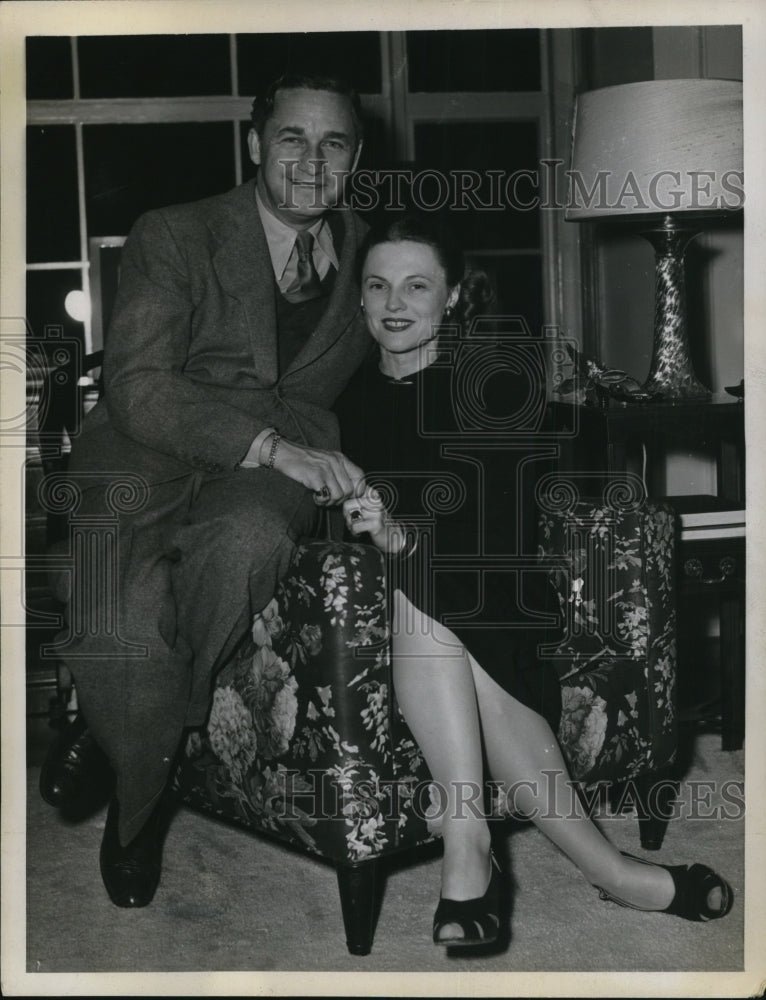 Load image into Gallery viewer, 1946 Press Photo Producer Mervyn LeRoy and Kitty Spiegel Announce Wedding
