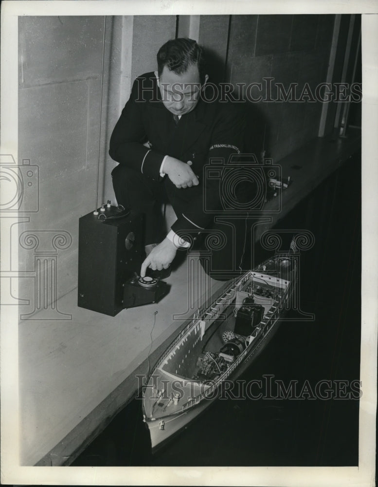 Load image into Gallery viewer, 1939 Press Photo Howard Mardin of Franklin Institute, Philadelphia - ned54866
