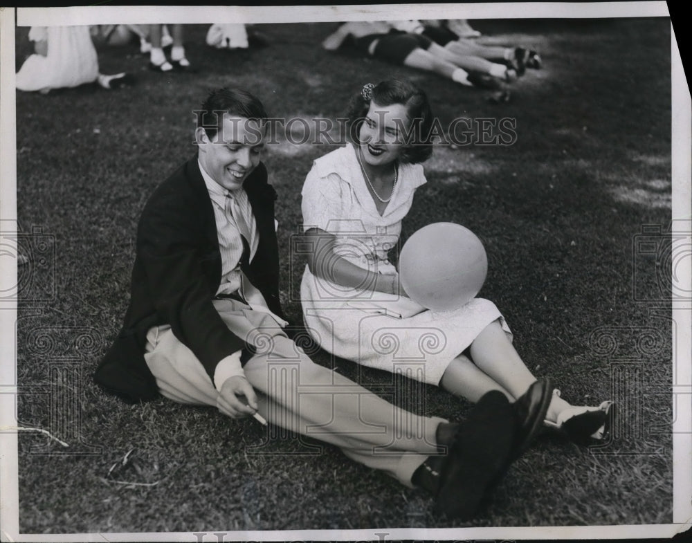 1937 Press Photo Edwina Atwell and Julian Gerard Jr. Enjoying an Afternoon