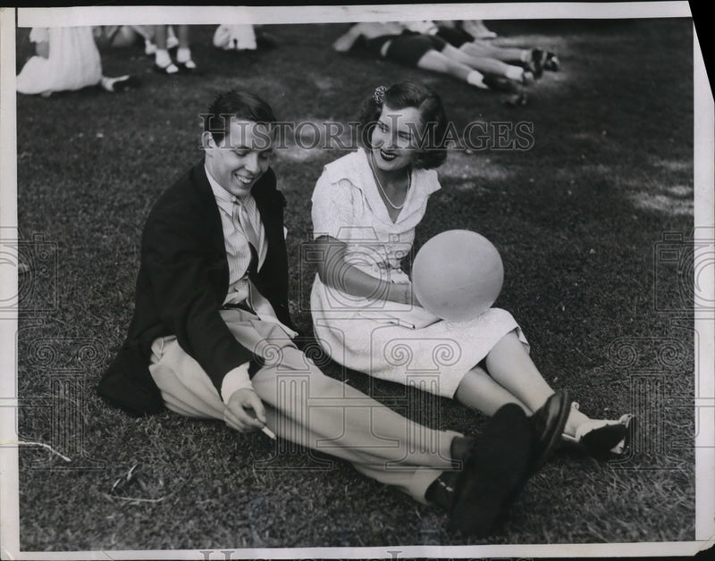 Load image into Gallery viewer, 1937 Press Photo Edwina Atwell and Julian Gerard Jr. Enjoying an Afternoon
