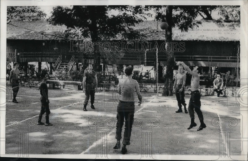 Load image into Gallery viewer, 1968 Press Photo Captured American Soldiers
