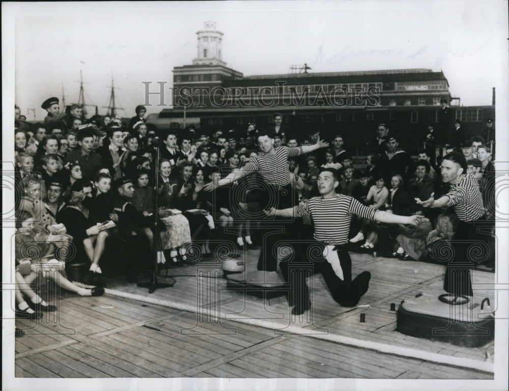 1955 Press Photo Soviet Sailors on Folk Dance Exhibition