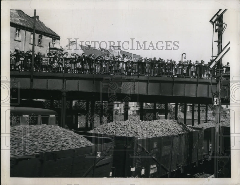 Load image into Gallery viewer, 1949 Press Photo R. Dabel &amp; A. Zahl, 1st Drivers to Arrive at Hemelin Checkpoint
