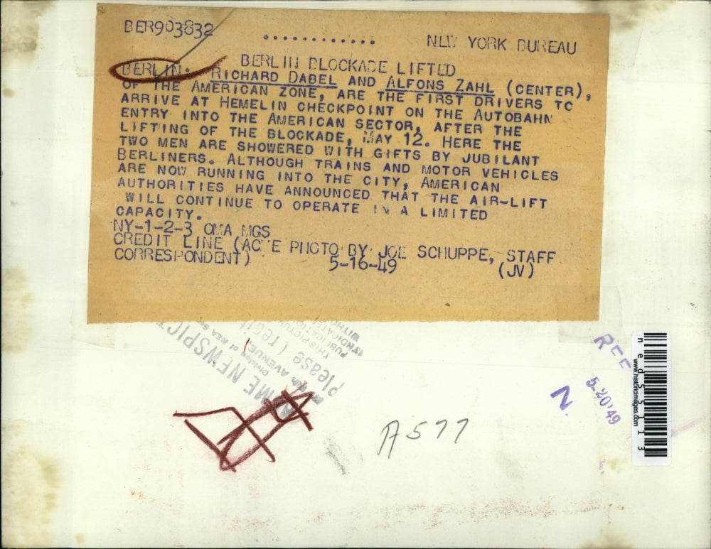 1949 Press Photo R. Dabel & A. Zahl, 1st Drivers to Arrive at Hemelin Checkpoint