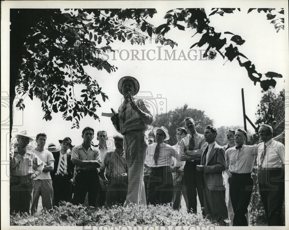 1941 Press Photo Entomologist Dr. Houser teaching his students