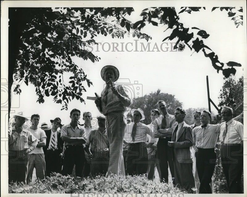 Load image into Gallery viewer, 1941 Press Photo Entomologist Dr. Houser teaching his students
