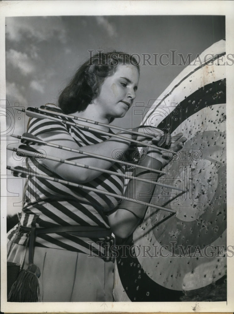 Load image into Gallery viewer, 1943 Press Photo Patsy Hand, Illinois Archery champion.
