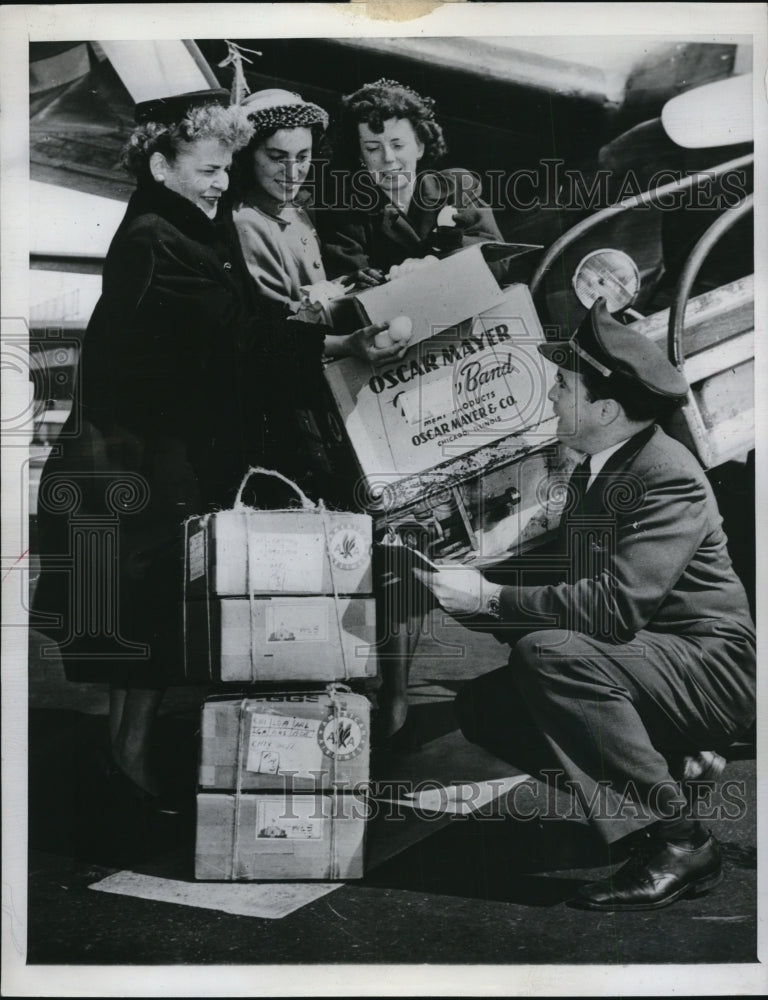 1948 Press Photo Sending eggs and ham to orphans in the Netherlands.