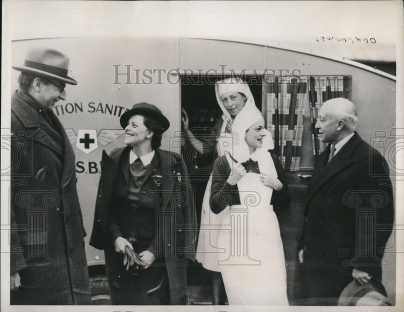 Load image into Gallery viewer, 1939 Press Photo Mr. Swift and Marquis De Lillers
