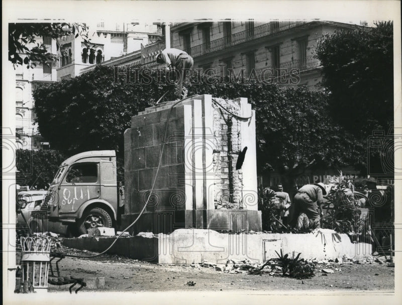 Load image into Gallery viewer, 1963 Press Photo Workmen Demolish Joan Of Arc Statue Pedestal In Algiers
