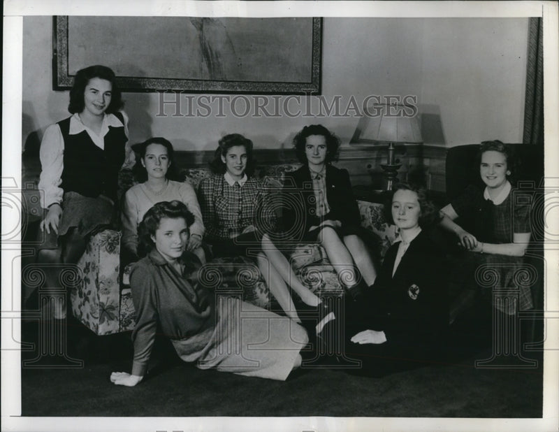 Load image into Gallery viewer, 1941 Press Photo Cambridge Mass Radcliffe College, M Walker, H Southwell
