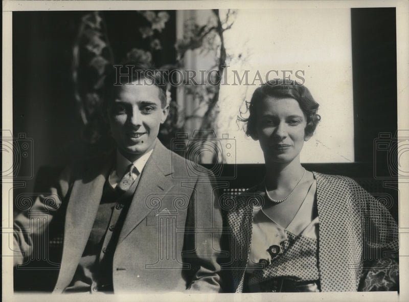 Load image into Gallery viewer, 1932 Press Photo Mr &amp; Mrs Charles W Stevens Cambridge Mass on honeymoon
