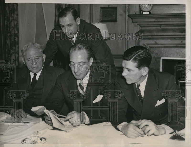 Load image into Gallery viewer, 1938 Press Photo Chicago Football Coaches Assoc. Amos A Stagg, Lou Little,
