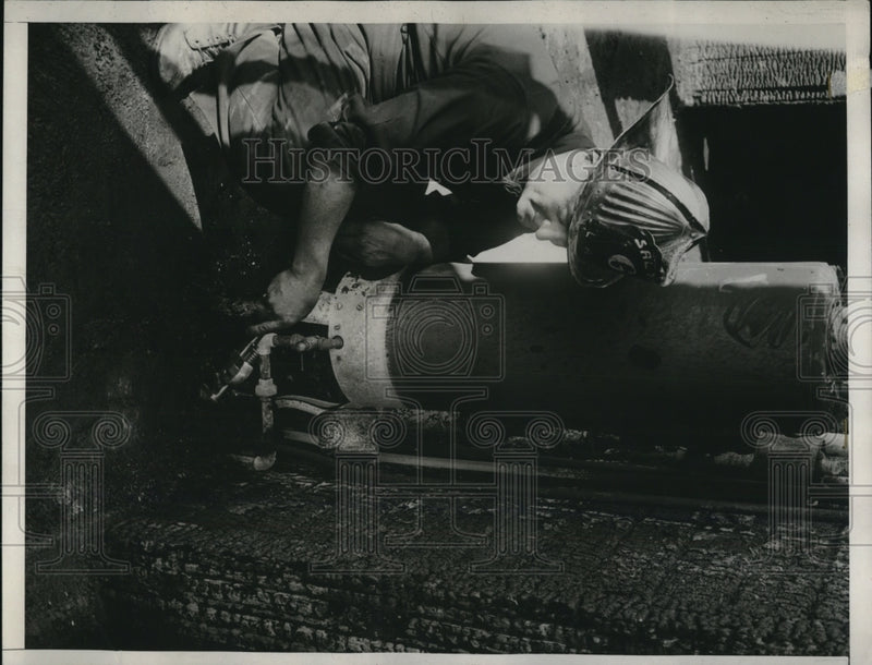 Load image into Gallery viewer, 1933 Press Photo William Saucer, fireman
