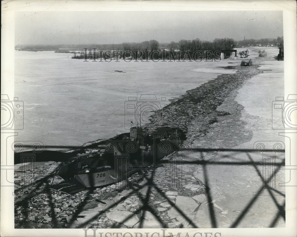 1944 Press Photo U.S. Coast Guard Ice Breaker down the Mississippi.