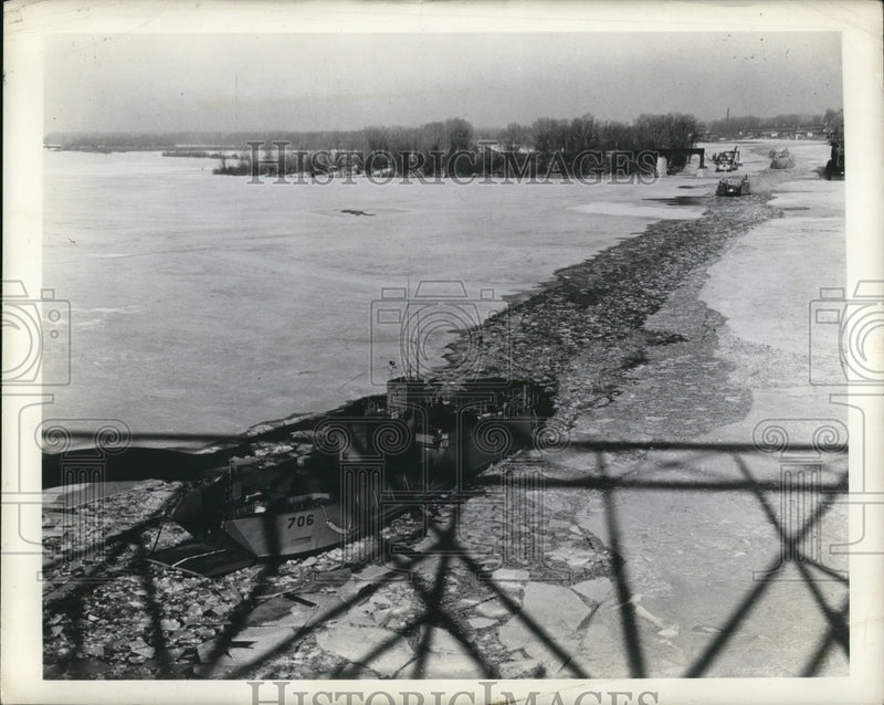 Load image into Gallery viewer, 1944 Press Photo U.S. Coast Guard Ice Breaker down the Mississippi.
