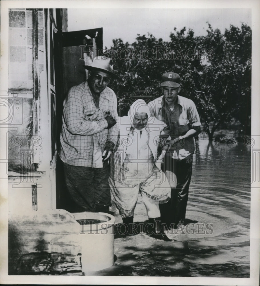 1951 Press Photo Mary Stafford was rescued by Frank Clark and Bob Richards