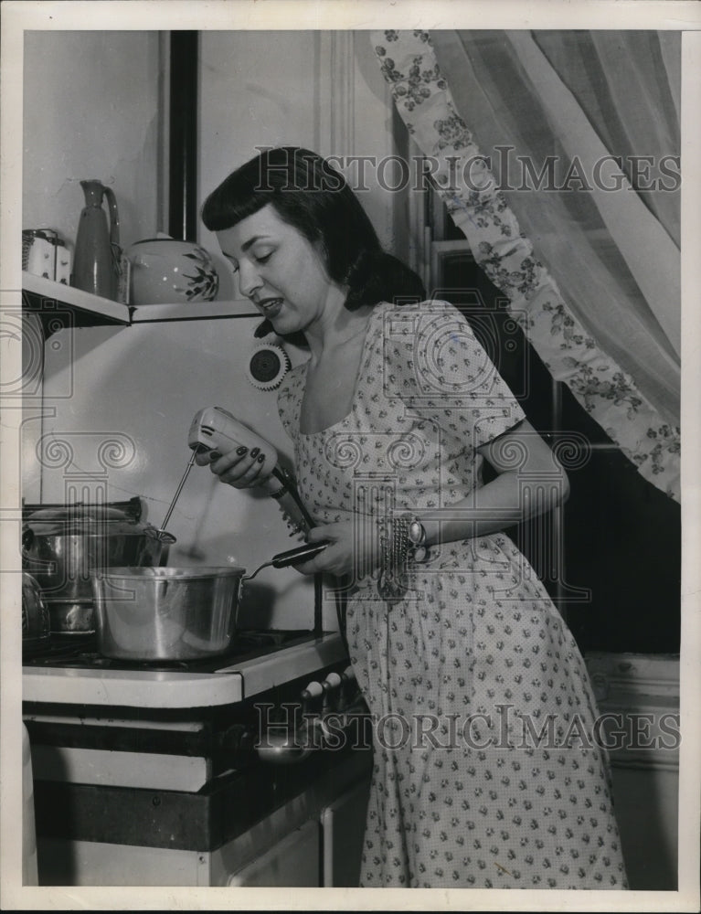 1947 Press Photo Anne Fogerty with Portable Beater