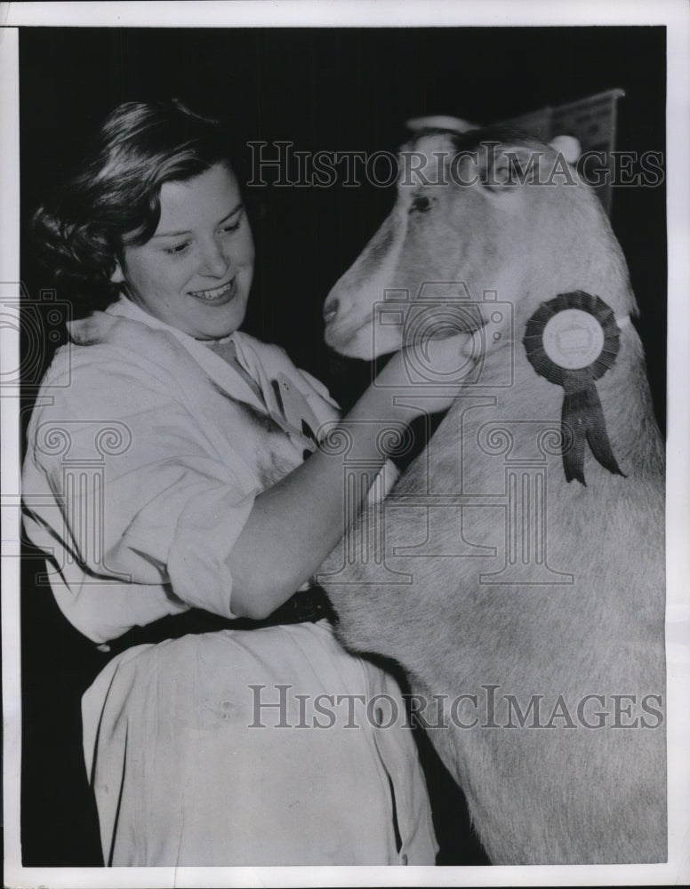 Load image into Gallery viewer, 1954 Press Photo London Spewan Sendus prize goat &amp; Sue Shields
